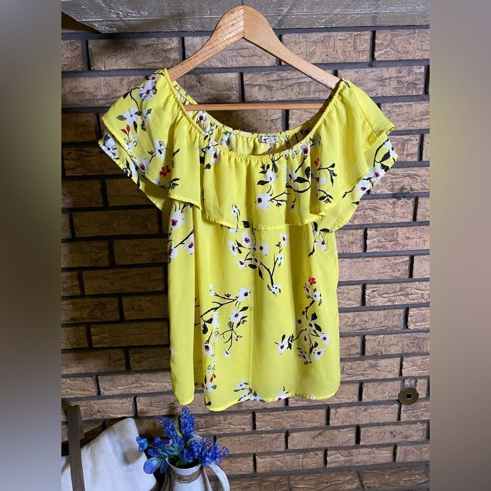 ‎Eyeshadow spring floral blouse